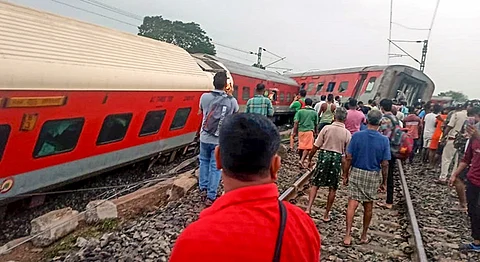 தடம் புரண்ட மும்பை விரைவு ரயில்.