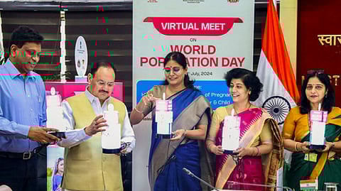 உலக மக்கள்தொகை தினத்தையொட்டி மாநிலங்கள் மற்றும் யூனியன் பிரதேச அதிகாரிகளுடன் காணொலி வாயிலான ஆலோசனை கூட்ட நிகழ்வில் பங்கேற்ற மத்திய சுதாரத் துறை அமைச்சா் ஜெ.பி.நட்டா. உடன் அத் துறையின் இணையமைச்சா் அனுப்பிரியா படேல்.