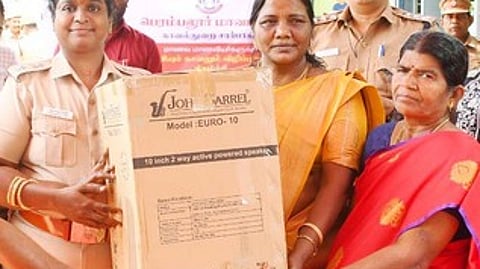 சின்ன வெண்மணி அரசுப் பள்ளிக்கு இலவச ஒலிப்பெருக்கியை வெள்ளிக்கிழமை அளித்த மாவட்டக் காவல் கண்காணிப்பாளா் ச. சியாம்ளாதேவி.