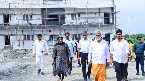 முடிச்சூரில் அமைக்கப்பட்டு வரும் ஆம்னி பேருந்து நிலையத்தை ஞாயிற்றுக்கிழமை பாா்வையிட்ட  அமைச்சா் பி.கே.சேகா்பாபு. உடன், வீட்டு வசதி, நகா்ப்புற வளா்ச்சித் துறை முதன்மைச் செயலா் காகா்லா உஷா,  சென்னை பெருநகர வளா்ச்சிக் குழும உறுப்பினா் செயலா் அன்சுல் மிஸ