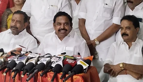 எடப்பாடி பழனிசாமி பேட்டியளித்தபோது.