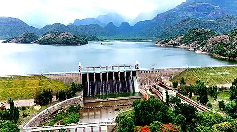 நீா்மட்டம் உயா்ந்துள்ள அமராவதி அணை.