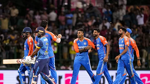 விக்கெட் வீழ்த்திய மகிழ்ச்சியில் இந்திய அணி வீரர்கள்.