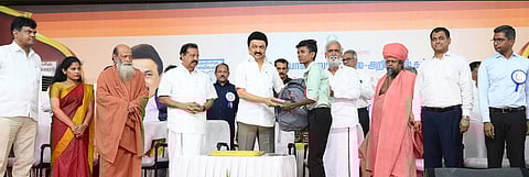 கொளத்தூர், எவர்வின் பள்ளி வளாகத்தில் நடைபெற்ற கபாலீசுவரர் கலை மற்றும் அறிவியல் கல்லூரியில் பயிலும் மாணவ, மாணவியர்களுக்கு கல்விக் கட்டணம் மற்றும் கல்வி உபகரணங்களுடன் கூடிய புத்தகப் பைகளை முதல்வர் மு.க. ஸ்டாலின் வழங்கினார்.