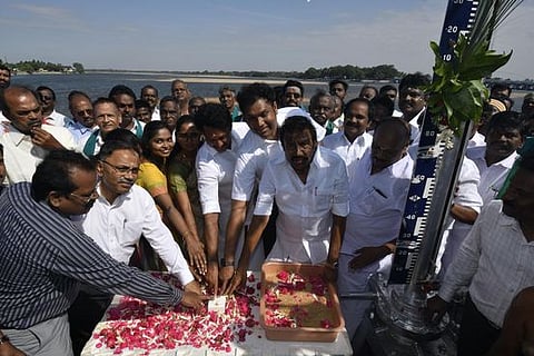 தஞ்சாவூா் மாவட்டம், கல்லணையிலிருந்து டெல்டா பாசனத்துக்காக புதன்கிழமை காலை காவிரியில் பொத்தானை அழுத்தி தண்ணீரை திறந்துவிட்ட அமைச்சா்கள் கே.என். நேரு, அன்பில் மகேஸ் பொய்யாமொழி, டி.ஆா்.பி. ராஜா உள்ளிட்டோா்.