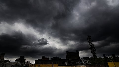 தலைநகரில் ஒரு மணி நேரத்தில் 100 மி.மீ. மழை பதிவு
‘சிவப்பு’ எச்சரிக்கை விடுப்பு