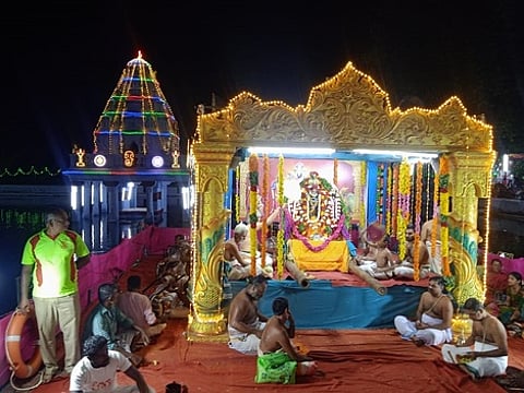 அலங்கரிக்கப்பட்ட தெப்பத்தில் வலம் வந்த ருக்மணி சத்யபாமா சமேத வேணுகோபால சுவாமி.