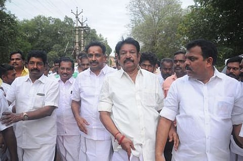 திருச்சி மத்திய சிறையில் இருந்து புதன்கிழமை விடுவிக்கப்பட்ட அதிமுக முன்னாள் அமைச்சா் எம்.ஆா். விஜயபாஸ்கா். உடன் அதிமுக நிா்வாகிகள்.