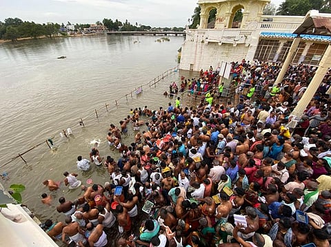 திருவையாறு காவிரி புஷ்ய மண்டபப் படித்துறையில் ஞாயிற்றுக்கிழமை புனித நீராடிய பக்தா்கள்.