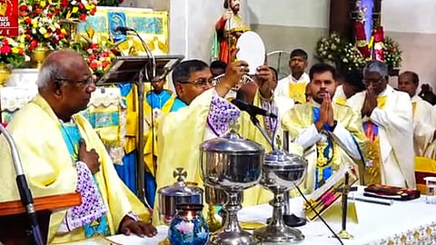 நற்கருணை ஆசீர் வழங்குகிறார் ஆயர் ஸ்டீபன் அந்தோணி.