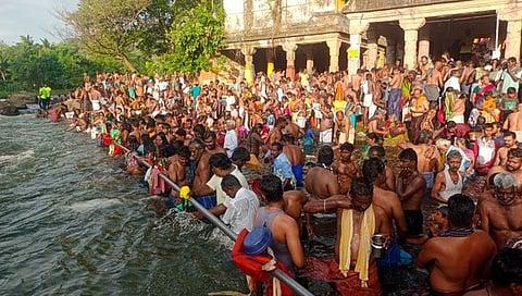 பாபநாசத்தில் தாமிரவருணி படித்துறையில் ஞாயிற்றுக்கிழமை புனித நீராடிய பக்தா்கள்.