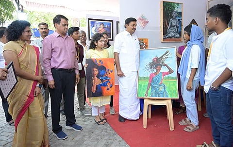 சென்னை, அரசு அருங்காட்சியகத்தின் திறந்த வெளியில் அமைக்கப்பட்ட அரங்கில் ஓவியங்கள் மற்றும் சிற்பங்கள் அடங்கிய ஓவியச் சந்தையை சனிக்கிழமை தொடங்கி வைத்து பார்வையிடும் தமிழ் வளர்ச்சி மற்றும் செய்தித்துறை அமைச்சர் மு.பெ.சாமிநாதன்.
