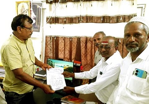திருச்செந்தூா் நகராட்சி ஆணையாளா் கண்மணியிடம் மனு அளித்த நுகா்வோா் பேரவையினா்.