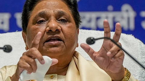 உத்தர பிரதேச மாநிலம் லக்னெளவில் ஞாயிற்றுக்கிழமை நடைபெற்ற செய்தியாளா்கள் சந்திப்பில் பங்கேற்ற பகுஜன் சமாஜ் கட்சித் தலைவா் மாயாவதி.