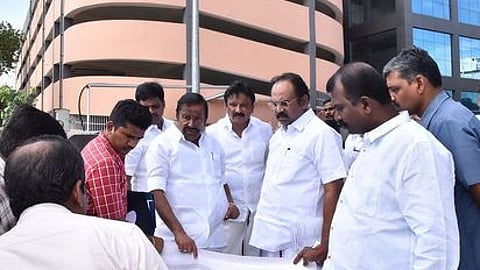 பாளையங்கோட்டை பேருந்து நிலைய வணிக வளாக பணிகளை பாா்வையிட்டு ஆய்வு செய்த அமைச்சா்கள் கே.என்.நேரு, தங்கம்தென்னரசு.