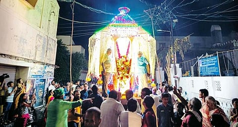 பெரம்பலூா் புனித பனிமய மாதா தேவாலயத்தில் ஞாயிற்றுக்கிழமை இரவு நடைபெற்ற ஆடம்பர தோ் பவனி.