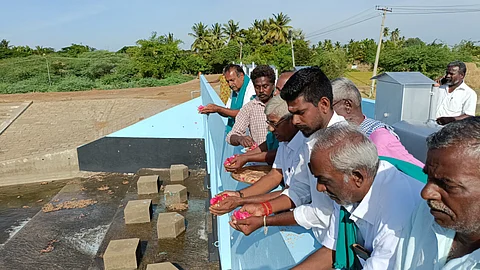 காவிரி நீரை வரவேற்ற விவசாயிகள்