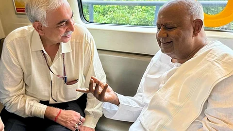 மெட்ரோ ரயிலில் பயணித்த முன்னாள் பிரதமர் தேவெ கெளடா