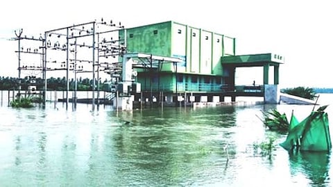 தண்ணீரில் மூழ்கிய புள்ளாகவுண்டம்பட்டியில் உள்ள நீரேற்று நிலையம்.