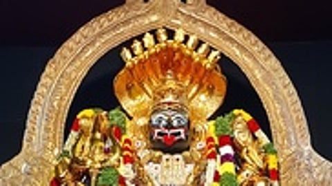 ஸ்ரீஅதா்வண பத்ரகாளி பீடத்தில் சிம்ம வாகனத்தில் தங்கக்கவச அலங்காரத்தில் எழுந்தருளிய ஸ்ரீபிரத்தியங்கிரா தேவி.