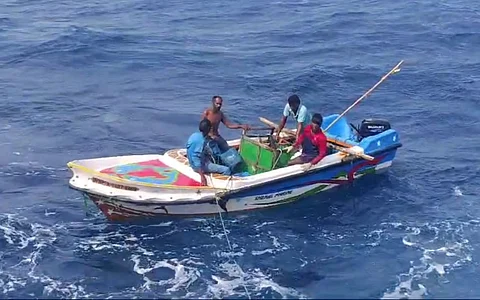 நடுக்கடலில் நோய்வாய் பட்டு மயங்கிய நிலையில் இருந்த இலங்கை மீனவரை பத்திரமாக மீட்டு துறைமுகத்திற்கு அழைத்து வரும் நாகை மீனவர்கள்