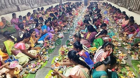 ராமலிங்க செளடாம்பிகை அம்மன் கோயிலில் ஞாயிற்றுக்கிழமை நடைபெற்ற திருவிளக்கு பூஜை.