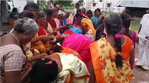 வயதில் மூத்த கைம்பெண்களுக்கு பாத பூஜை செய்து வழிபட்ட சுமங்கலி பெண்கள்