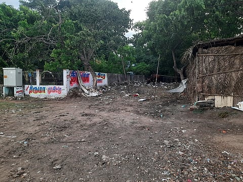 குப்பைகள் அகற்றப்பட்ட கடலூா் மஞ்சக்குப்பம் மைதானம்.