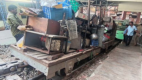 பழனி தண்டாயுதபாணி சுவாமி மலைக் கோயிலில் தனியாருக்குச் சொந்தமான உணவகத்திலிருந்து சனிக்கிழமை இழுவை ரயில் மூலமாக கீழே இறக்கப்பட்ட பொருள்கள்.