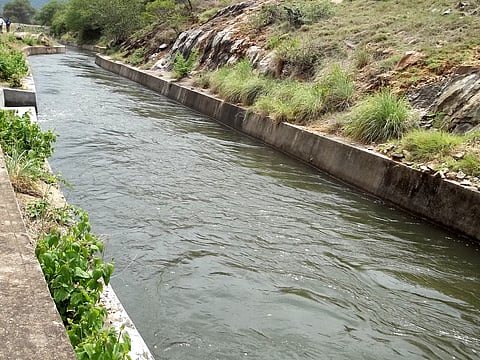 திருமூா்த்தி அணைக்கு காண்டூா் கால்வாயில் இருந்து வரும் தண்ணீா்.