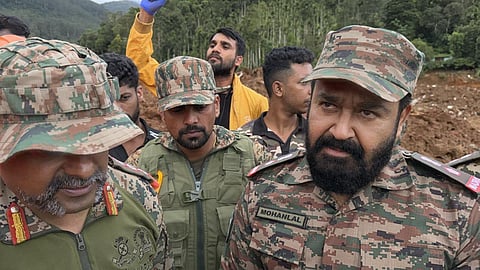 வயநாட்டில் நிலச்சரிவு ஏற்பட்ட பகுதிகளைப் பார்வையிட்டார் மோகன்லால்