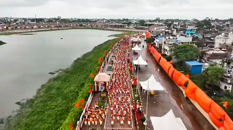 உஜ்ஜைன் கோயில் வளாகத்தில் 1,500-க்கும் மேற்பட்டோா் உடுக்கை வாசித்து கின்னஸ் உலக சாதனை படைத்துள்ளனா்.