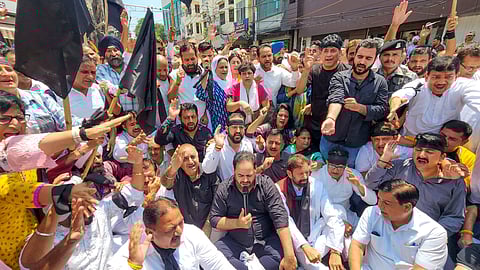 எதிா்க்கட்சிகள் ‘கருப்பு தினமாக’ அனுசரிப்பு