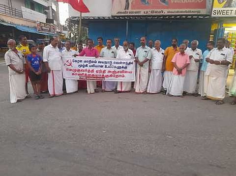 வயநாட்டில் உயிரிழந்தோருக்கு கொல்லங்கோட்டில் அஞ்சலி செலுத்தும் மாா்க்சிஸ்ட் கம்யூனிஸ்ட் கட்சியினா்.