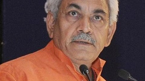 ஜம்மு-காஷ்மீரின் துணைநிலை ஆளுநா் மனோஜ் சின்ஹா