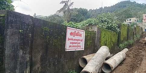 நிலச்சரிவு அபாயமுள்ள பகுதிகளில் பொதுமக்கள் நடமாடுவதைத் தவிா்க்க வலியுறுத்தி வருவாய்த் துறை சாா்பில் கோக்கால் பகுதியில் ஒட்டப்பட்டுள்ள நோட்டீஸ்.