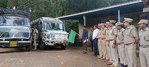 நிவாரணப் பொருள்களைக் கொண்டுசெல்லும் வாகனங்களைத் தொடங்கிவைக்கிறாா் மாவட்ட வன அலுவலா் வெங்கடேஷ் பிரபு.