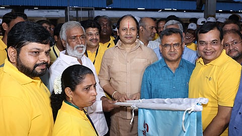 1,008 சிறப்பு குழந்தைகள் ரயில் மூலம் மேற்கொண்ட பயணத்தை இந்து சமய அறநிலையத் துறை அமைச்சா் பி.கே.சேகா்பாபு தொடங்கி வைத்தாா்.