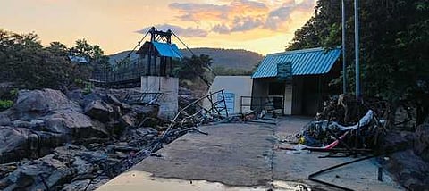 காவிரி ஆற்றில் அண்மையில் ஏற்பட்ட வெள்ளப்பெருக்கின்போது வெள்ள நீரில் அடித்துச் செல்லப்பட்ட ஒகேனக்கல் தொங்கும் பால இரும்பு படிக்கட்டுகள்.