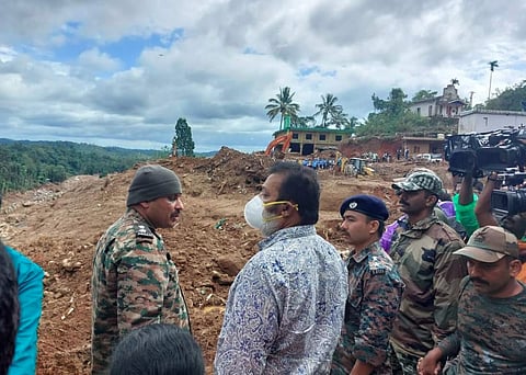 நிலச்சரிவால் பாதிக்கப்பட்ட பகுதிகளை ஆய்வு செய்யும் சுரேஷ் கோபி.