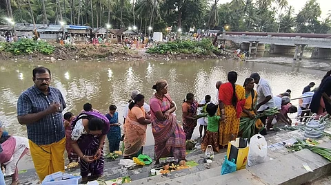 பேரூர் படித்துறையில் நொய்யல் ஆற்றங்கரையில் நேர்த்தி கடன் செலுத்தும் பக்கதர்கள்.