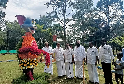கொல்லிமலை தாவிரவியல் பூங்காவில் மலர்க் கண்காட்சியை தொடக்கி வைத்து பார்வையிட்ட சேந்தமங்கலம் எம்எல்ஏ கு.பொன்னுசாமி மற்றும் அதிகாரிகள், கட்சியினர்.