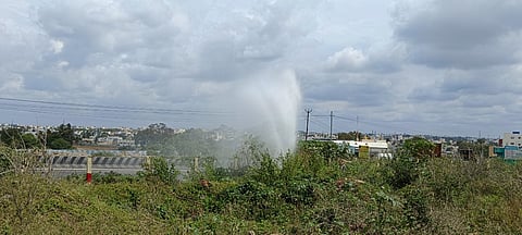 ஒசூரில் பாகலூா் சாலையில் ஒகேனக்கல் கூட்டுக் குடிநீா் திட்ட குழாய் உடைந்து வீணாக வெளியேறும் குடிநீா்.