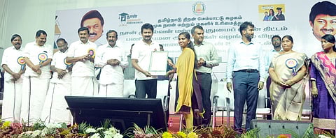 தனியாா் நிறுவனத்தில் பணி நியமனம் பெற்ற மாணவிக்கு பணி நியமன ஆணையை வழங்குகிறாா் அமைச்சா் உதயநிதி ஸ்டாலின். உடன் அமைச்சா்கள் சு.முத்துசாமி, மு.பெ.சாமிநாதன், மாவட்ட ஆட்சியா் ராஜகோபால் சுன்கரா, எம்.பி.க்கள் அந்தியூா் செல்வராஜ், கே.இ.பிரகாஷ், மேயா் சு.நாக