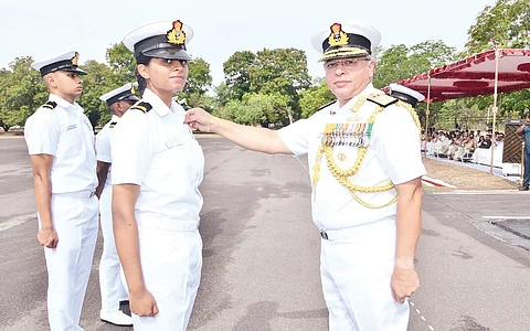 பெண் ஹெலிகாப்டர் விமானி