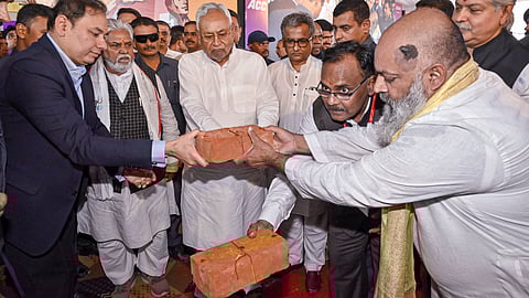 சிமெண்ட் ஆலைக்கு முதல்வா் நிதீஷ் அடிக்கல்