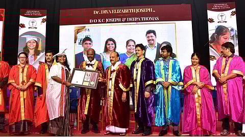 மாணவிக்கு பட்டம் வழங்கிய அமைச்சா் மா. சுப்பிரமணியன். உடன் அமைச்சா் தா.மோ. அன்பரசன், ஆட்சியா் ச. அருண்ராஜ் உள்ளிட்டோா்.