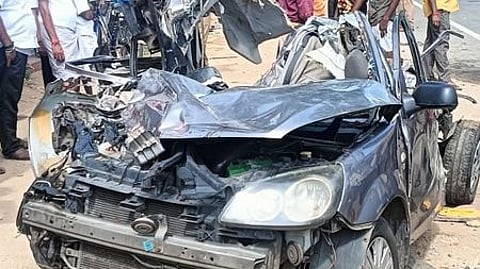 திருச்சி - கரூா் சாலையில் இரு பேருந்துகளுக்கு இடையே சிக்கி அண்மையில் சிக்கி உருக்குலைந்த காா். (கோப்பு படம்)