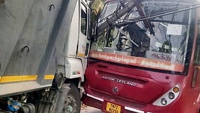 தூத்துக்குடி மாவட்டம் ஆத்தூா் அருகே லாரி மோதி சரிந்த மின் கம்பம் அரசுப் பேருந்து மீது விழுந்தது