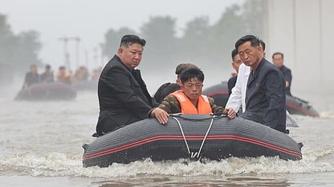 வெள்ள பாதிப்புகளை படகில் சென்று பாா்வையிட்ட வடகொரிய அதிபா் கிம் ஜோங் உன் .